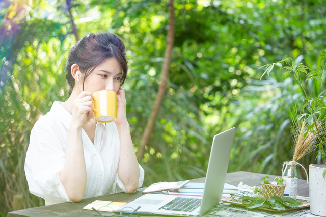緑の日陰でゆったりパソコンで作業するワークスタイル
お茶も休憩時間に楽しむ